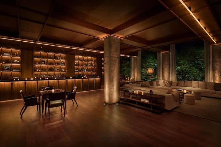 Lounge 34 of 49
